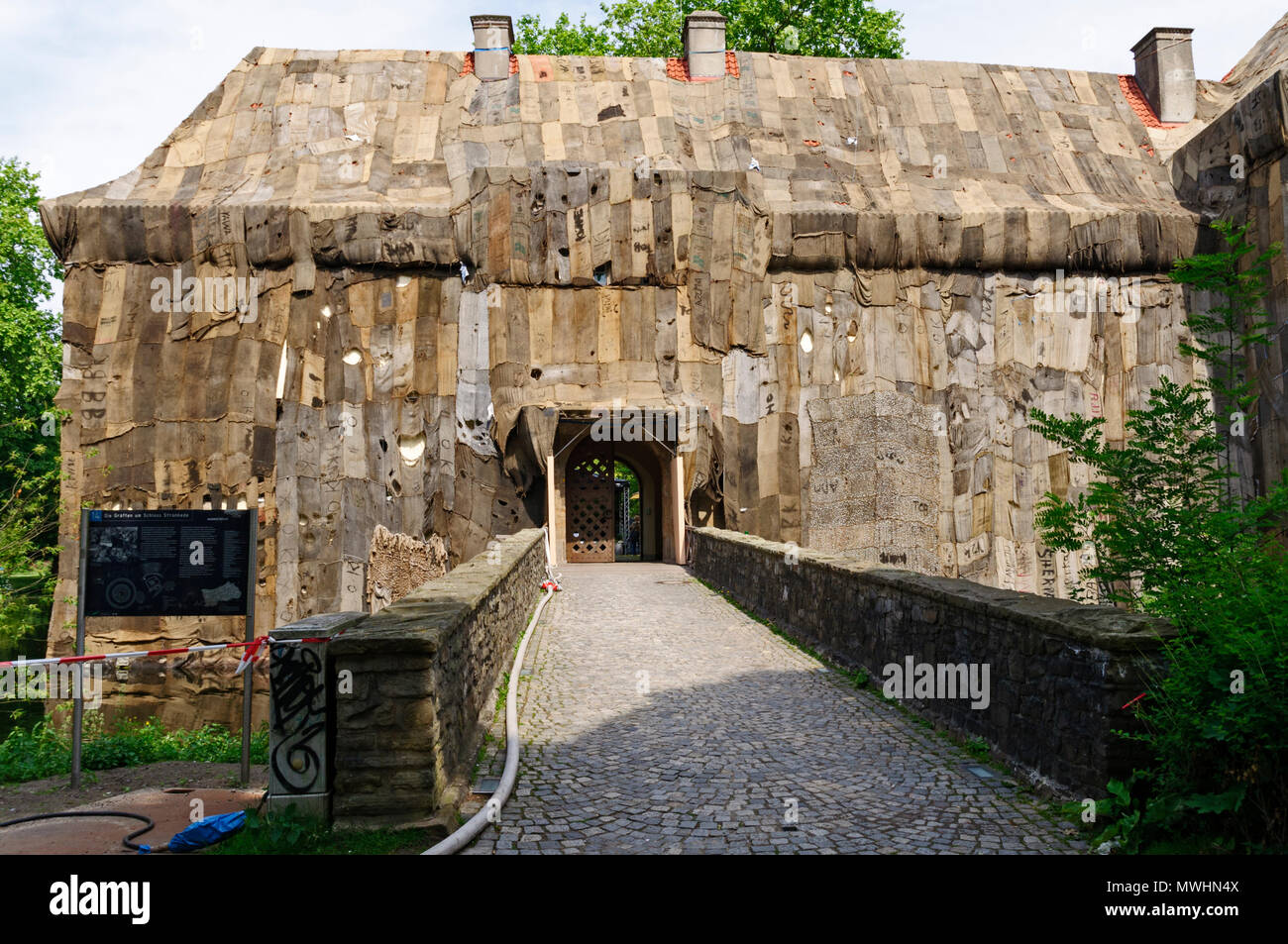 Schloss Strünkede couverts en sacs, dans le cadre de 'Kunst & Kohle' art event, Herne, Ruhr, Allemagne. Banque D'Images