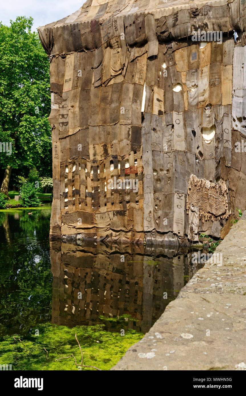 Schloss Strünkede couverts en sacs, dans le cadre de 'Kunst & Kohle' art event, Herne, Ruhr, Allemagne. Banque D'Images