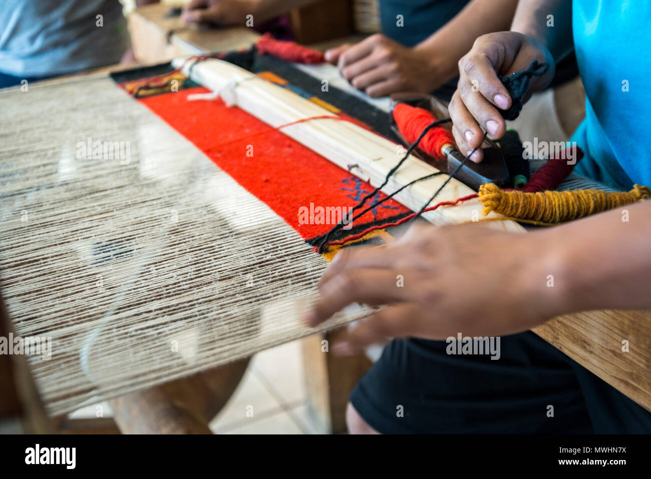 Artisan faisant un tapis tissé à partir de laine teints en couleurs naturelles sur métier à main, Teotitlan del Valle, Oaxaca, Mexique Banque D'Images