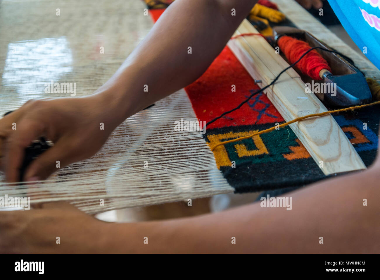 Artisan faisant un tapis tissé à partir de laine teints en couleurs naturelles sur métier à main, Teotitlan del Valle, Oaxaca, Mexique Banque D'Images