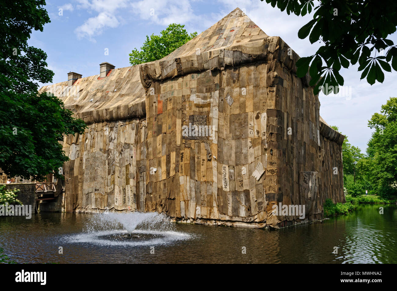 Schloss Strünkede couverts en sacs, dans le cadre de 'Kunst & Kohle' art event, Herne, Ruhr, Allemagne. Banque D'Images