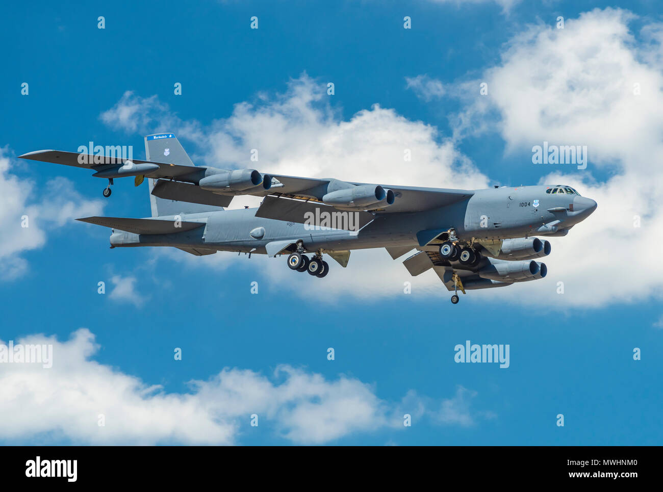 BOSSIER CITY, Louisiane, U.S.A.- 30 mai 2018 : U.S. Air Force un bombardier B-52 se prépare à atterrir à base aérienne de Barksdale. Banque D'Images