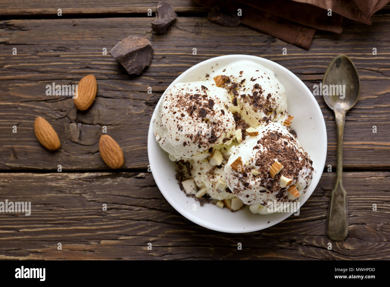 Crème glacée à la vanille avec des noix dans un bol sur fond de bois. Dessert d'été froid. Haut de la vue, télévision lay Banque D'Images