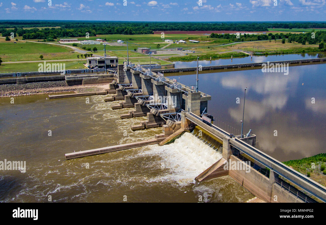 ELM GROVE, LA.), États-Unis - 25 MAI 2018 : La voie navigable de la rivière Rouge et de blocage de la Commission 5 barrage sert à contrôler le débit de la rivière. Banque D'Images