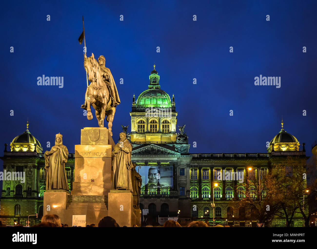 Monument Wenceslas et du Musée National, de nuit Banque D'Images