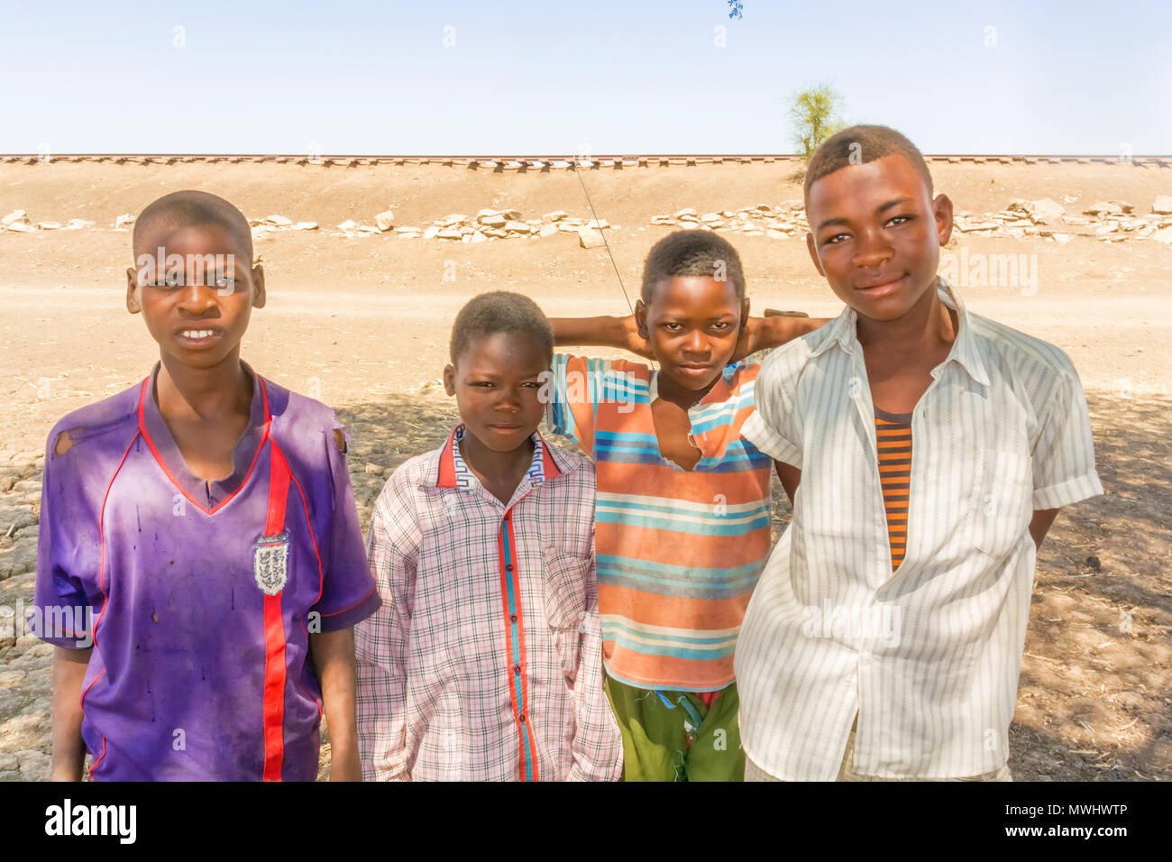 El Hawata, Soudan - 3 Février, 2015 : Groupe de quatre jeunes garçons dans le Soudan. La photo en gros a été prise à El Hawata au Soudan. Banque D'Images