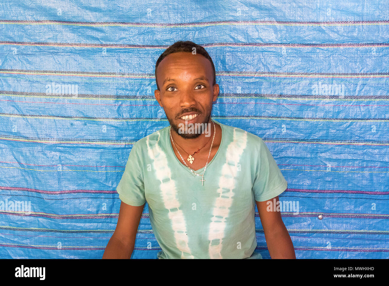 Seraba, Éthiopie - Février 7, 2015 : l'homme est jeune Éthiopienne coin en face de la maison dans un petit village en Éthiopie. Seraba Banque D'Images