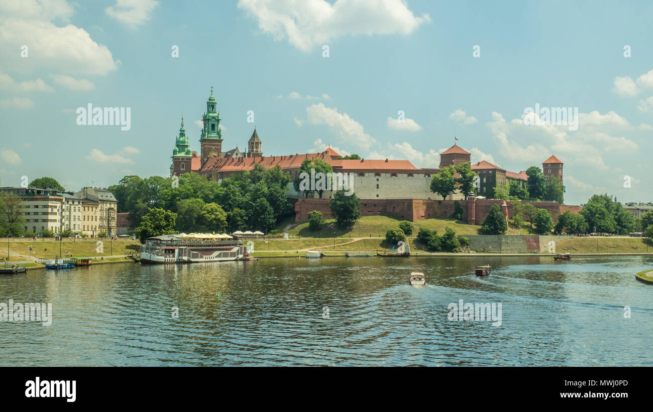 Château royal de Wawel, le long de la Vistule, Cracovie, Pologne. Banque D'Images