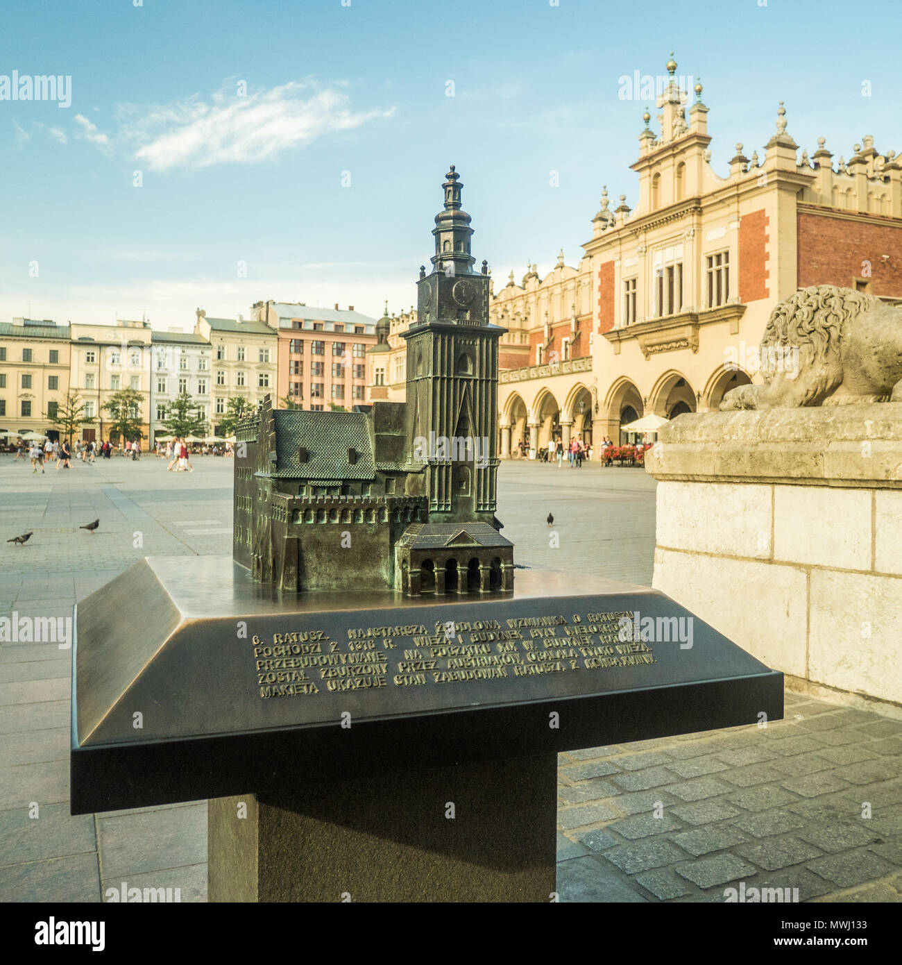 Modèle en bronze de la vieille ville située sur la place du marché de Cracovie en Pologne. Seule la tour de l'immeuble demeure (hors du champ), reste démoli. Banque D'Images