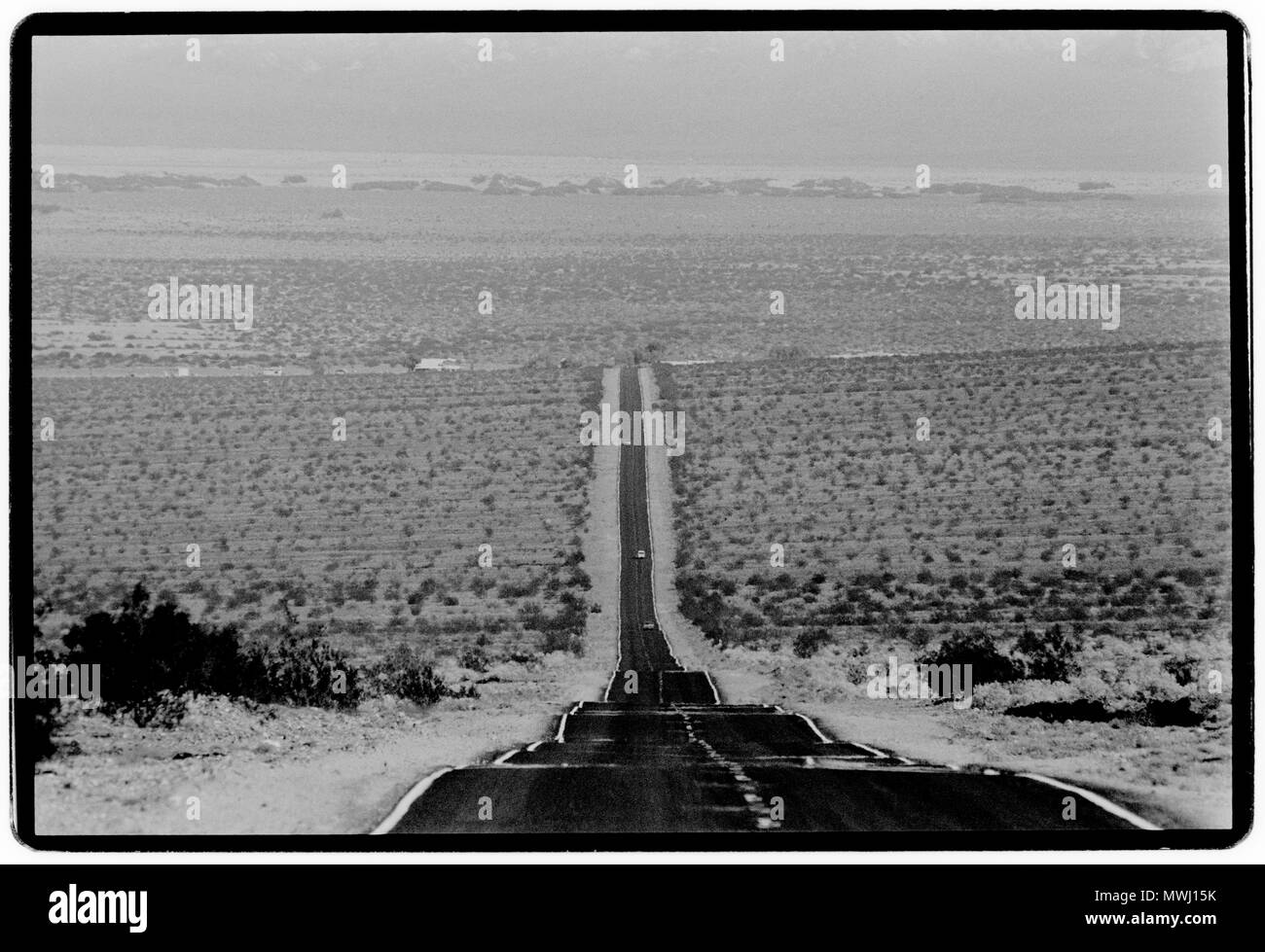 Death Valley en Californie USA Death Valley est une vallée désertique situé dans l'Est de la Californie, dans le nord du désert de Mojave bordant le désert du Grand Bassin. Il est l'un des plus chauds d'endroits dans le monde à la hauteur de l'heure d'été ainsi que les déserts du Moyen-Orient. Death Valley's Badwater bassin est le point de la plus basse en Amérique du Nord, à 282 pieds (86 m) au-dessous du niveau de la mer. Ce point est de 84,6 milles (136,2 km) au sud-est du Mont Whitney, le plus haut point de l'contigus des États-Unis avec une altitude de 14 505 pieds (4 421 m).[4] La Death Valley's Furnace Creek détient le record Banque D'Images