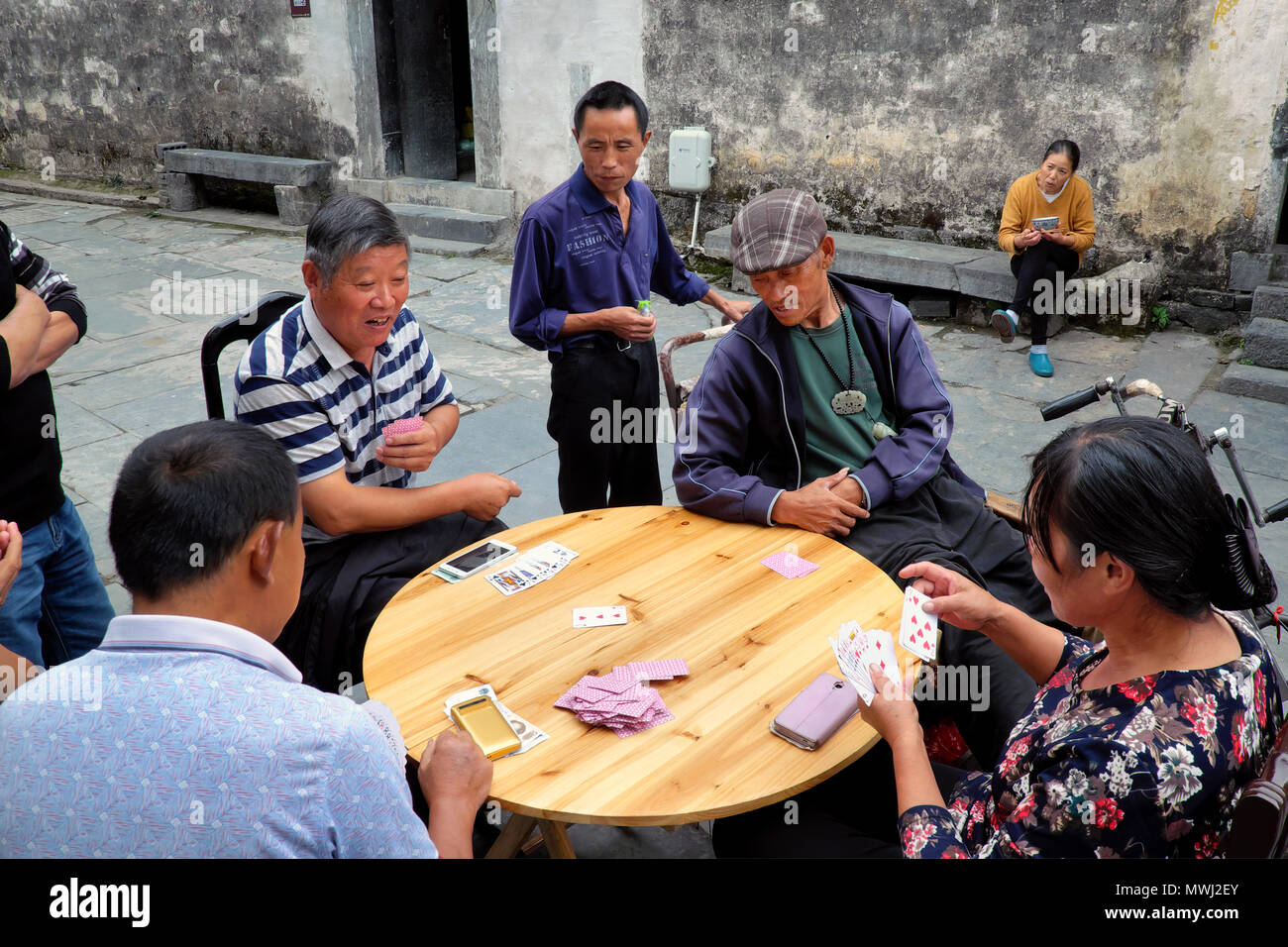 Jeu de cartes sur un tout nouveau tableau, Xidi Village ancien, Anhui Province, China Banque D'Images