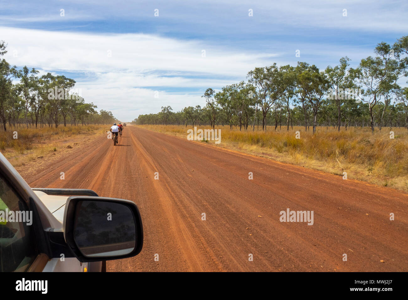 Cyclistes deux vélos de montagne et les véhicules de soutien dans le Défi 2018 Gibb sur la Gibb River Road WA Kimberley en Australie. Banque D'Images