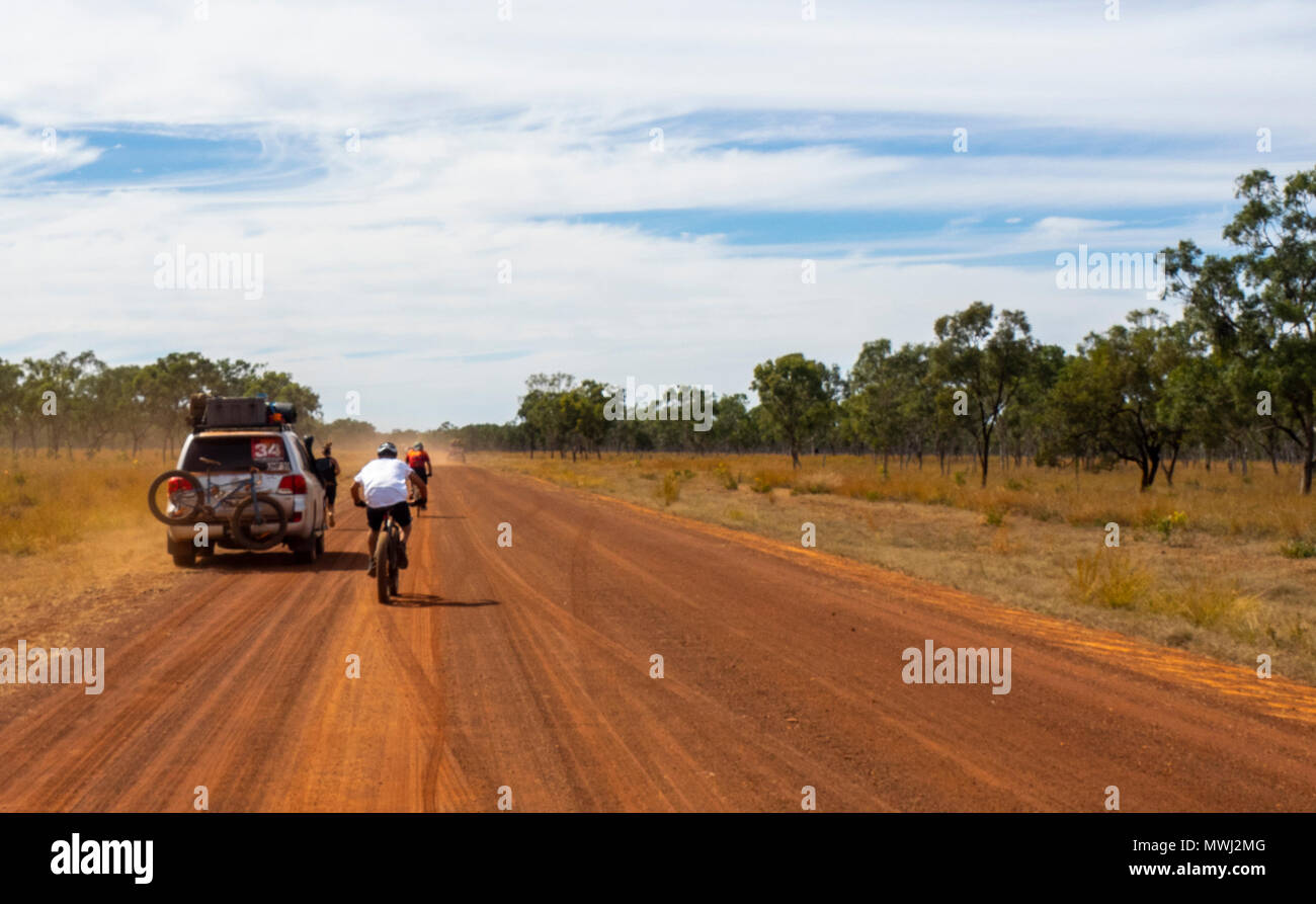 Cyclistes deux vélos de montagne et les véhicules de soutien dans le Défi 2018 Gibb sur la Gibb River Road WA Kimberley en Australie. Banque D'Images