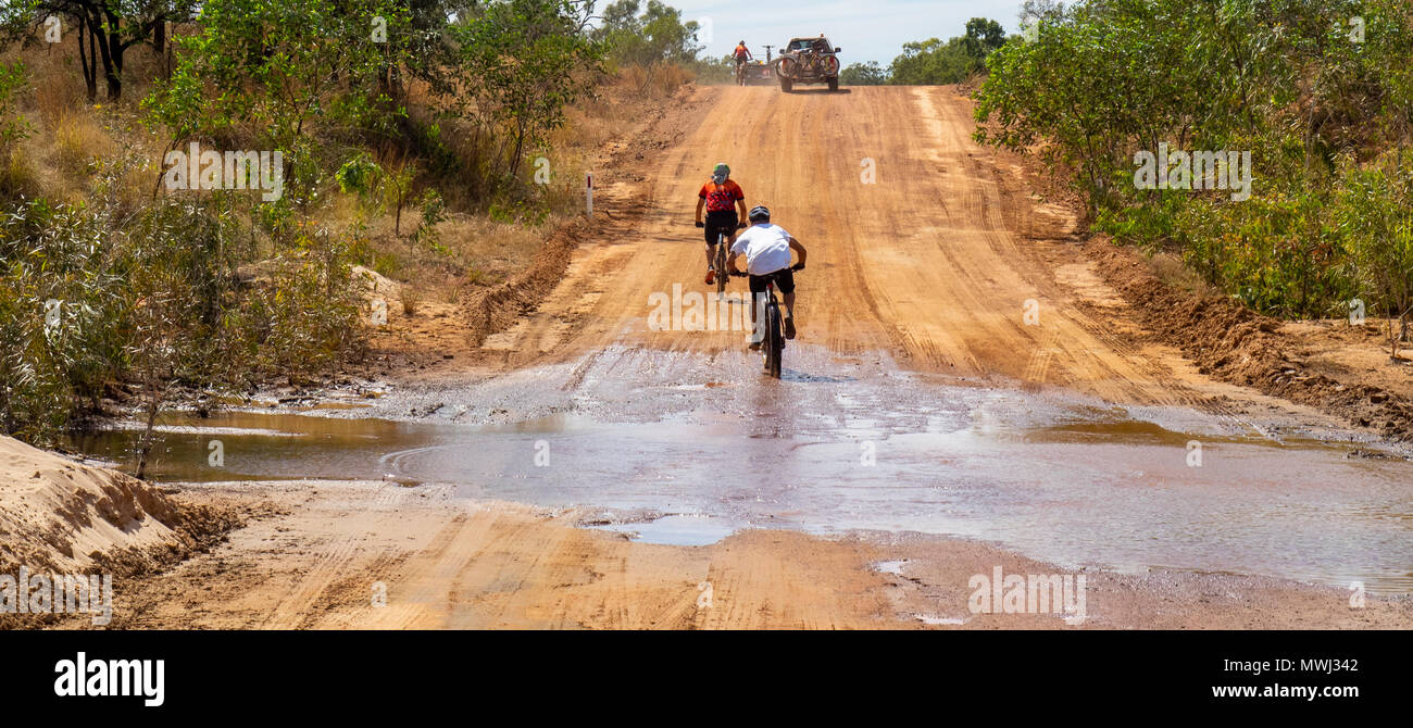 Un fatbike cyclistes et un vélo de montagne, vélo à travers River Crossing, dans le Défi 2018 Gibb sur la Gibb River Road WA Kimberley Australie Banque D'Images
