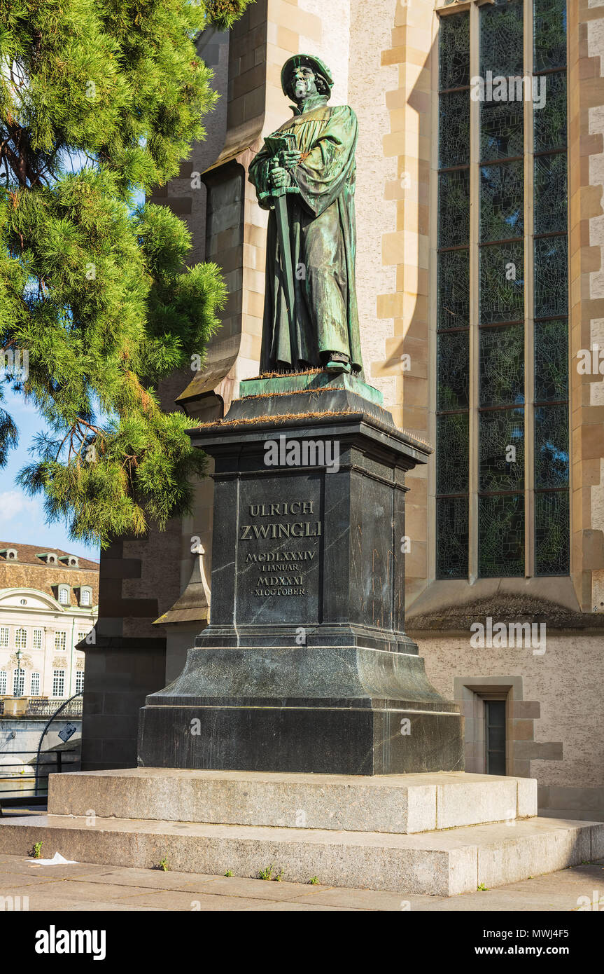 Zurich, Suisse - 30 juillet 2016 : statue de Ulrich Zwingli à l'église de l'eau (allemand : Wasserkirche) dans la ville de Zurich. Ulrich Zwingli (1484 - Banque D'Images