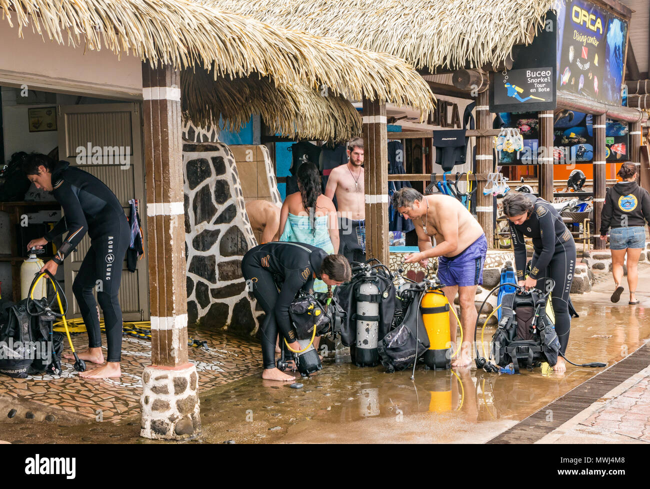 Les amateurs de plongée sous-marine plongée après plongée de nettoyage des équipements à un centre de plongée, Hanga Roa, Rapa Nui, l'île de Pâques, Chili Banque D'Images