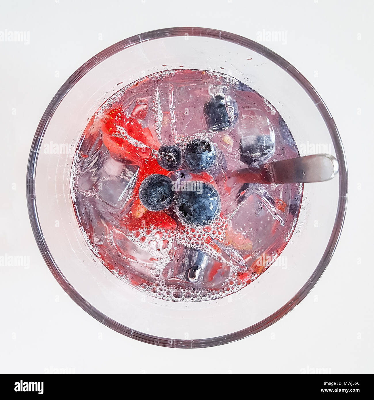 Boire frais à froid avec des fruits et de la glace. Rafraîchissement d'été. L'eau dans le verre. Banque D'Images