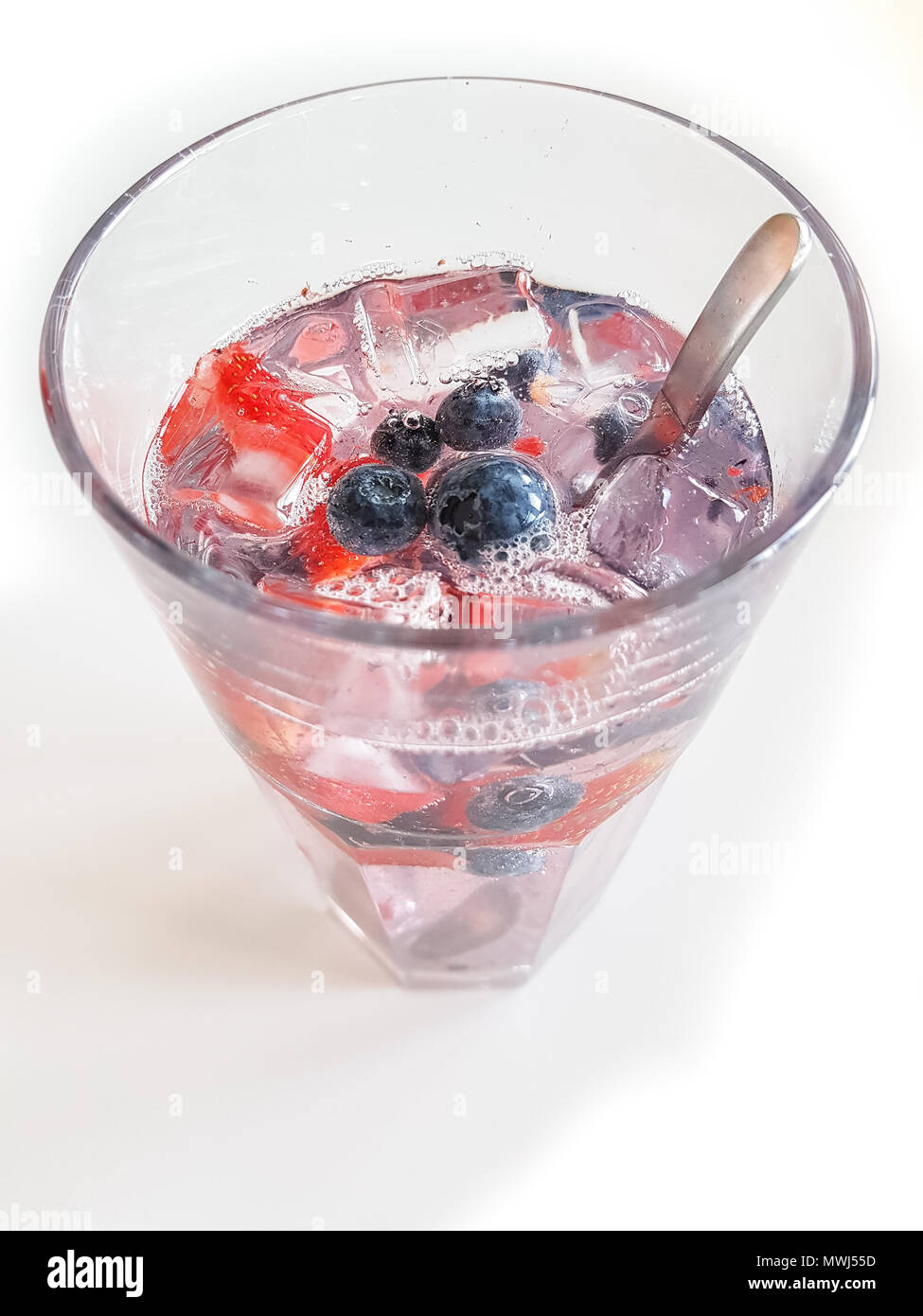 Boire frais à froid avec des fruits et de la glace. Rafraîchissement d'été. L'eau dans le verre. Banque D'Images