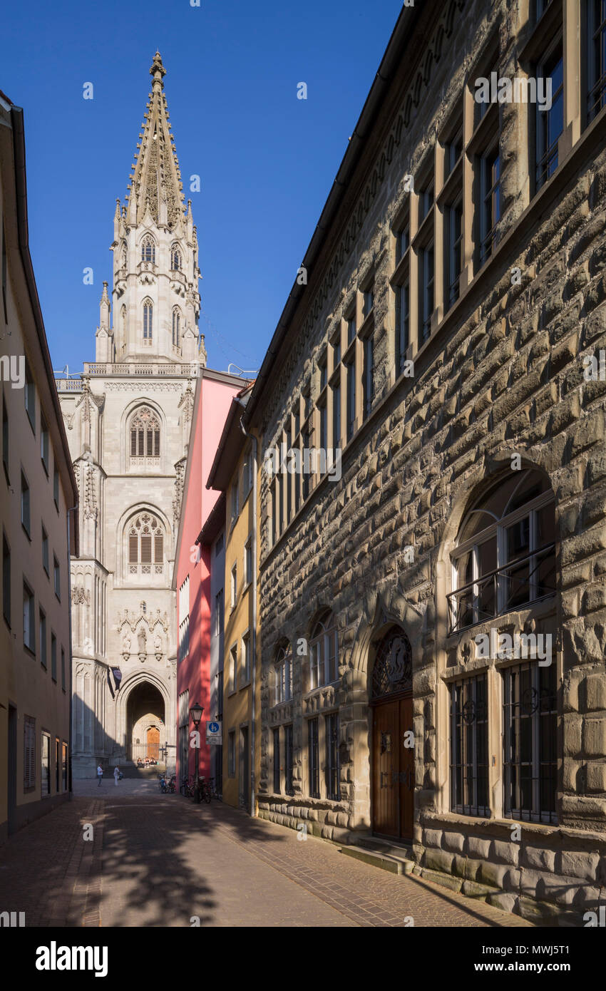 Konstanz, Münster, Blick aus der Katzgasse Westfassade auf und Turm. 156 'Haus zur Katz', 'Haus der ehemaliges Nordischer Hof zur Katz', 1424 erbaut, Frühes Banque D'Images