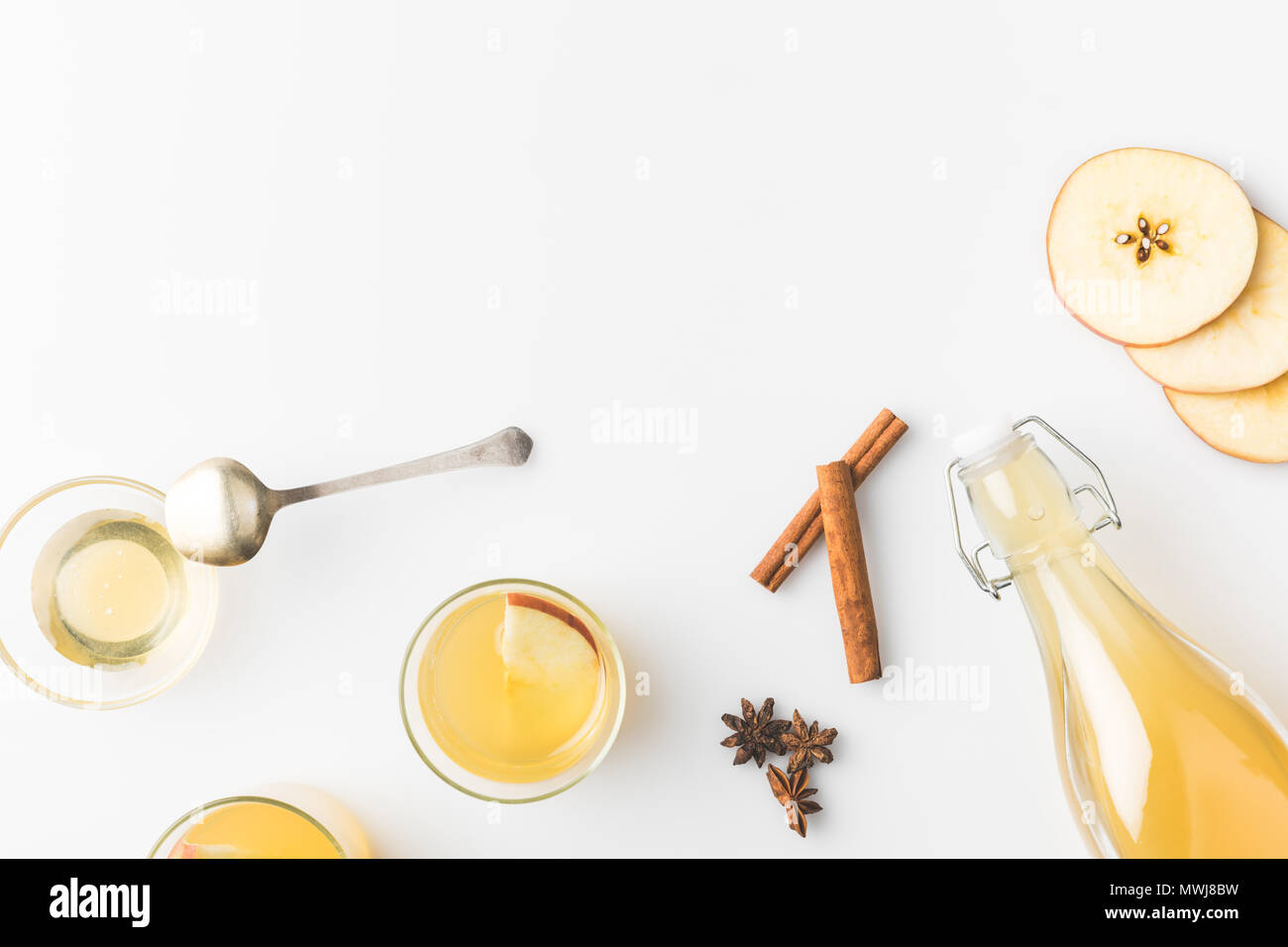 Vue de dessus de cidre de la composition avec des bâtons de cannelle et verres isolated on white Banque D'Images