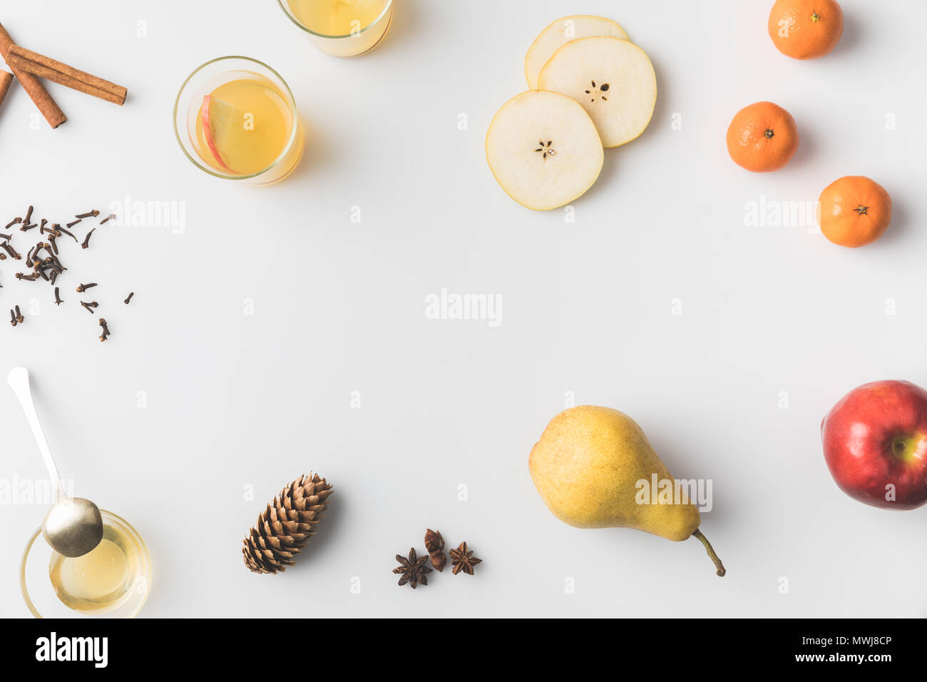 Vue de dessus le cidre et les composants composition sur table blanc Banque D'Images