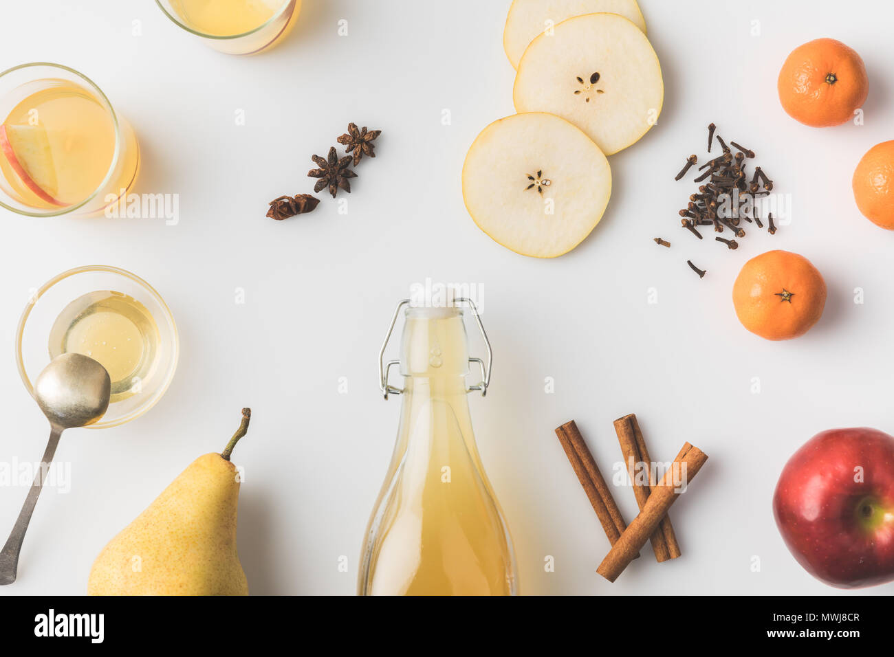 Vue de dessus du cidre délicieux sur la composition de table blanc Banque D'Images