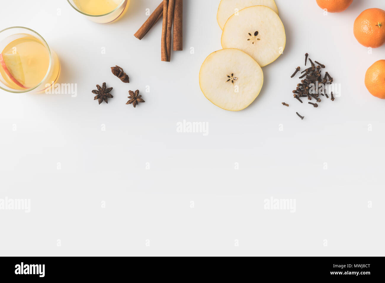 Vue de dessus du cidre avec les composants composition sur surface blanche Banque D'Images