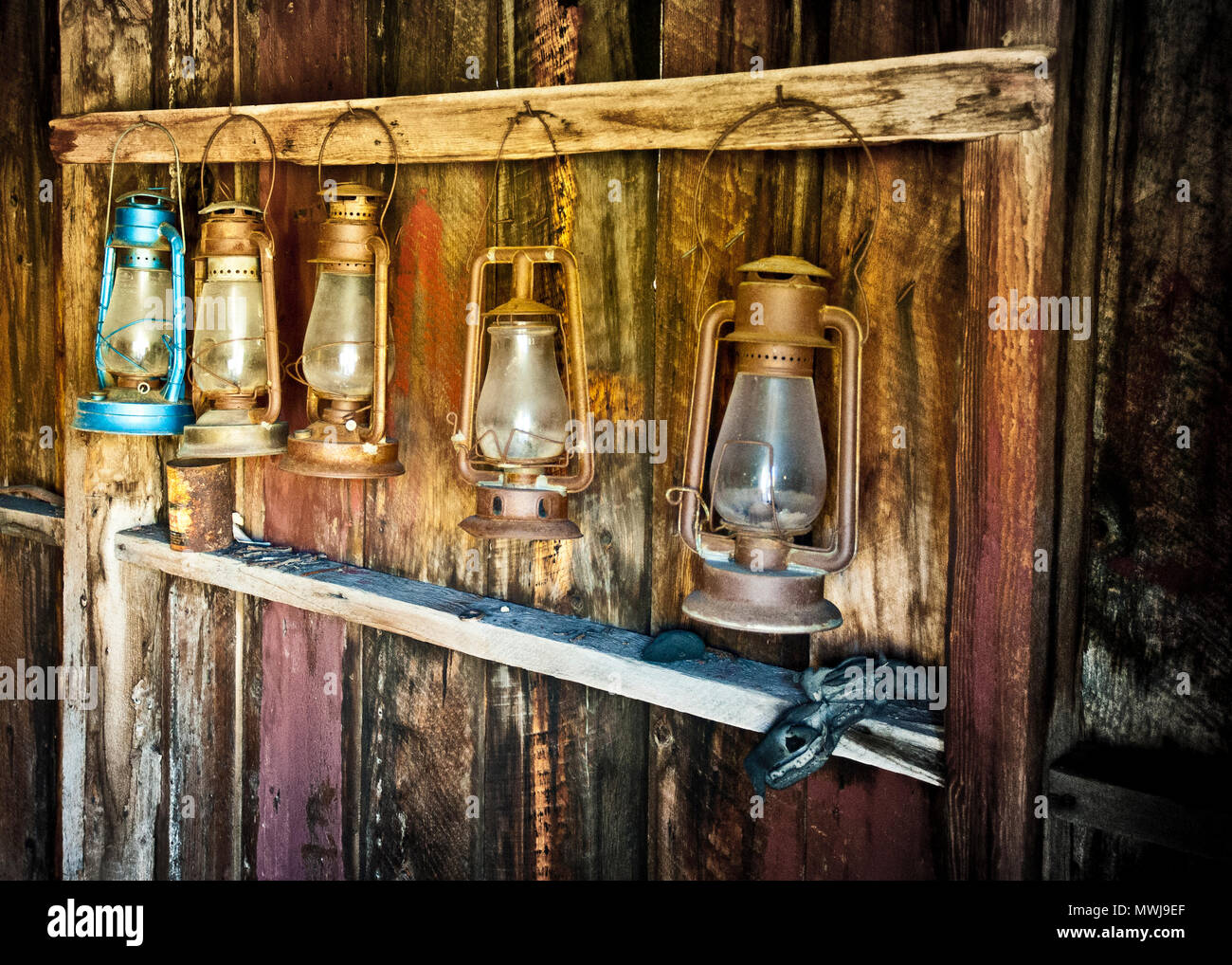 Anciennes lampes à huile utilisées dans les ménages. Accessoires pour éclairer l'intérieur des maisons, suspendus dans des brack abandonnés en bois. Banque D'Images