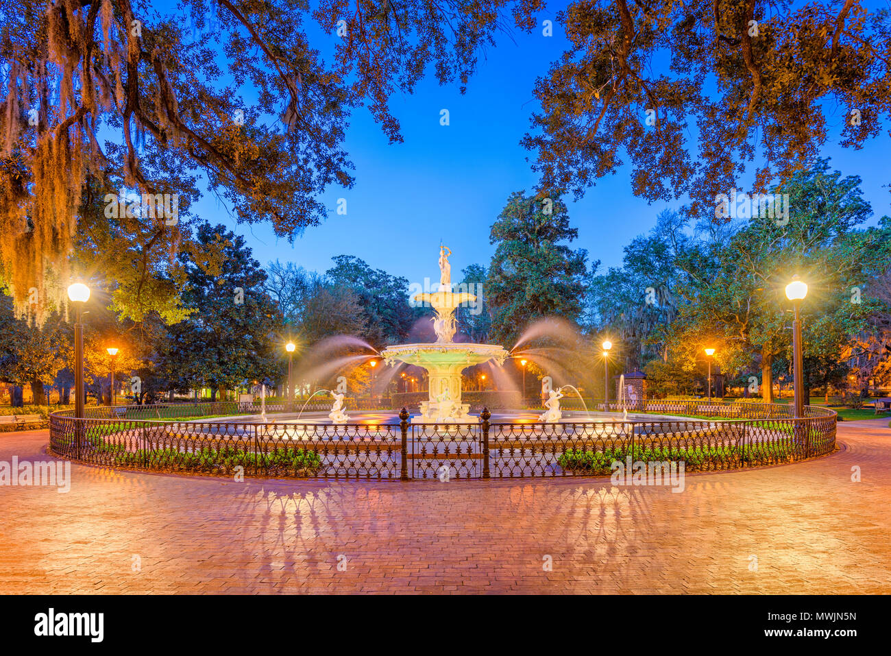 Forsyth Park, Savannah, Georgia, USA fontaine à l'aube. Banque D'Images