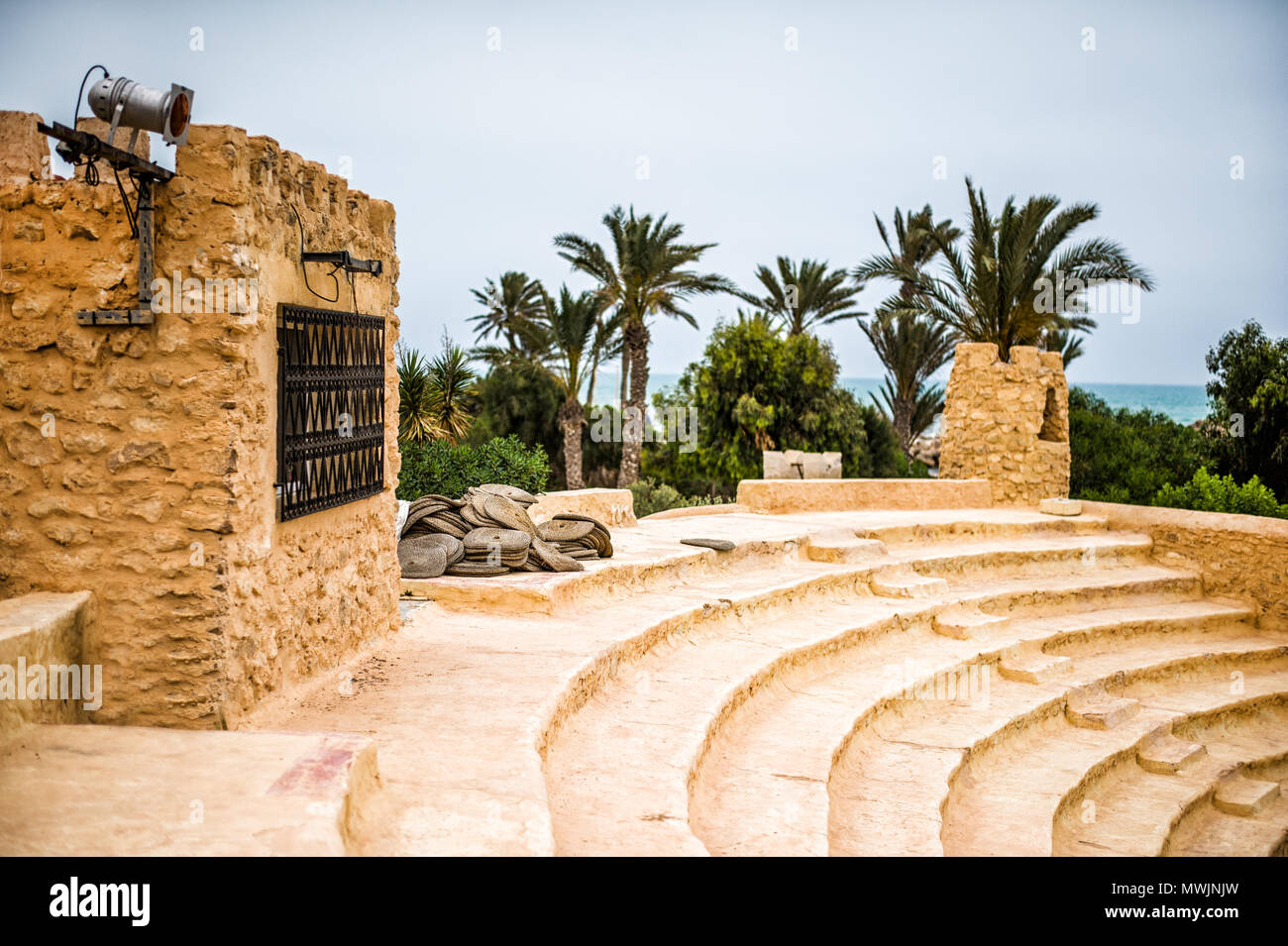 Amphithéâtre antique classique dans une ville arabe avec sièges en osier et d'argile comme suit Banque D'Images