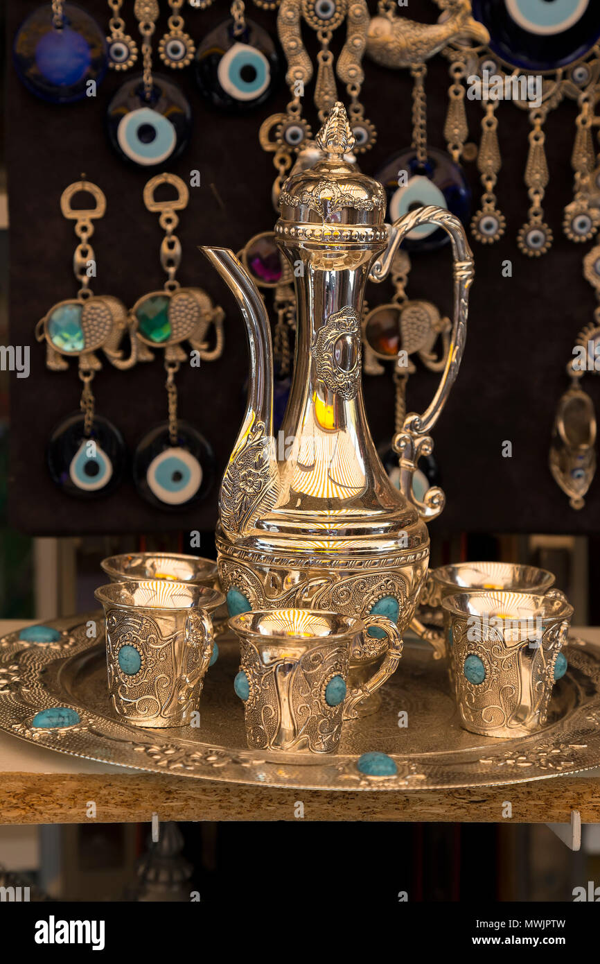 Thé turc traditionnel avec de beaux détails en magasin de souvenirs. Vintage style. Banque D'Images