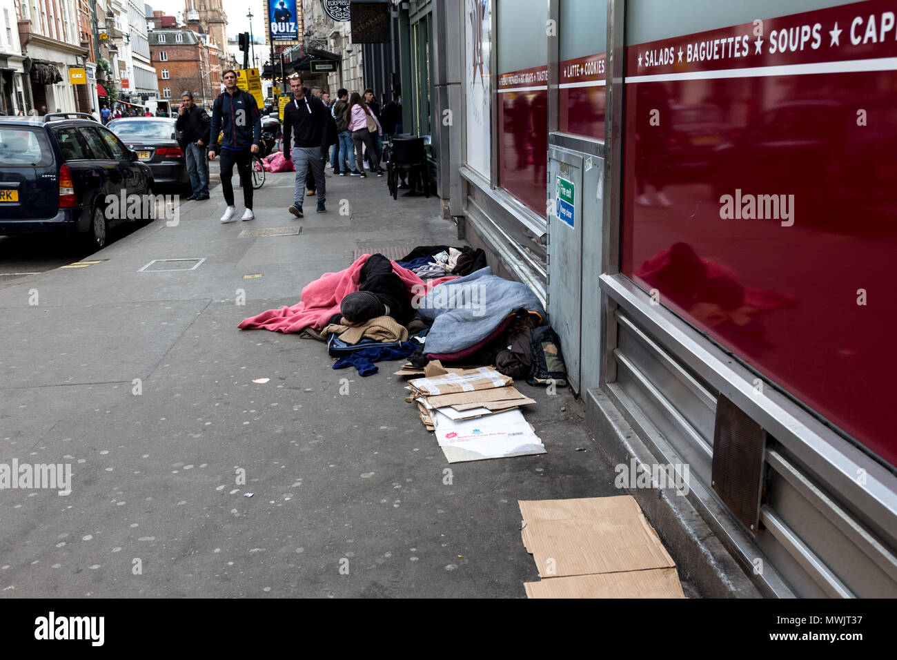 Londres, Royaume-Uni, le 18 avril 2018 : un sans-abri dort sur le trottoir dans le centre de Londres. L'itinérance est considérée comme une importante et croissante Banque D'Images