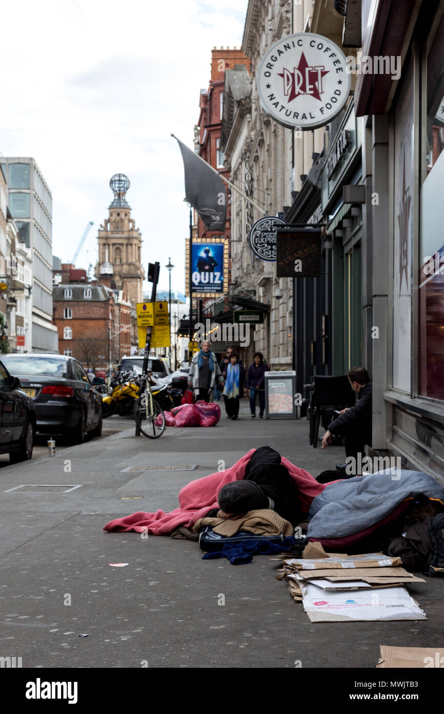 Londres, Royaume-Uni, le 18 avril 2018 : un sans-abri dort sur le trottoir dans le centre de Londres. L'itinérance est considérée comme une importante et croissante Banque D'Images