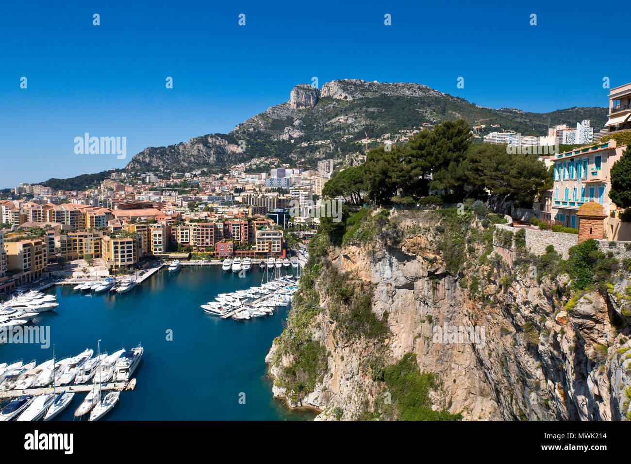Le port de Fontvieille et le Rocher, Monaco Banque D'Images