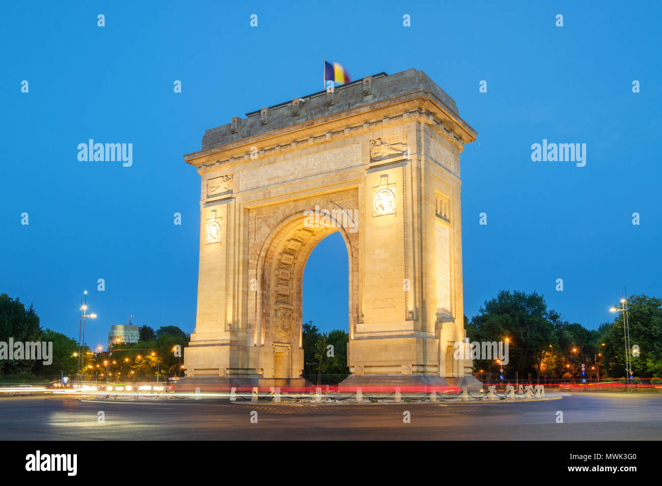 Bucarest, l'Arc de Triomphe (Arcul de Triumf) au crépuscule Banque D'Images