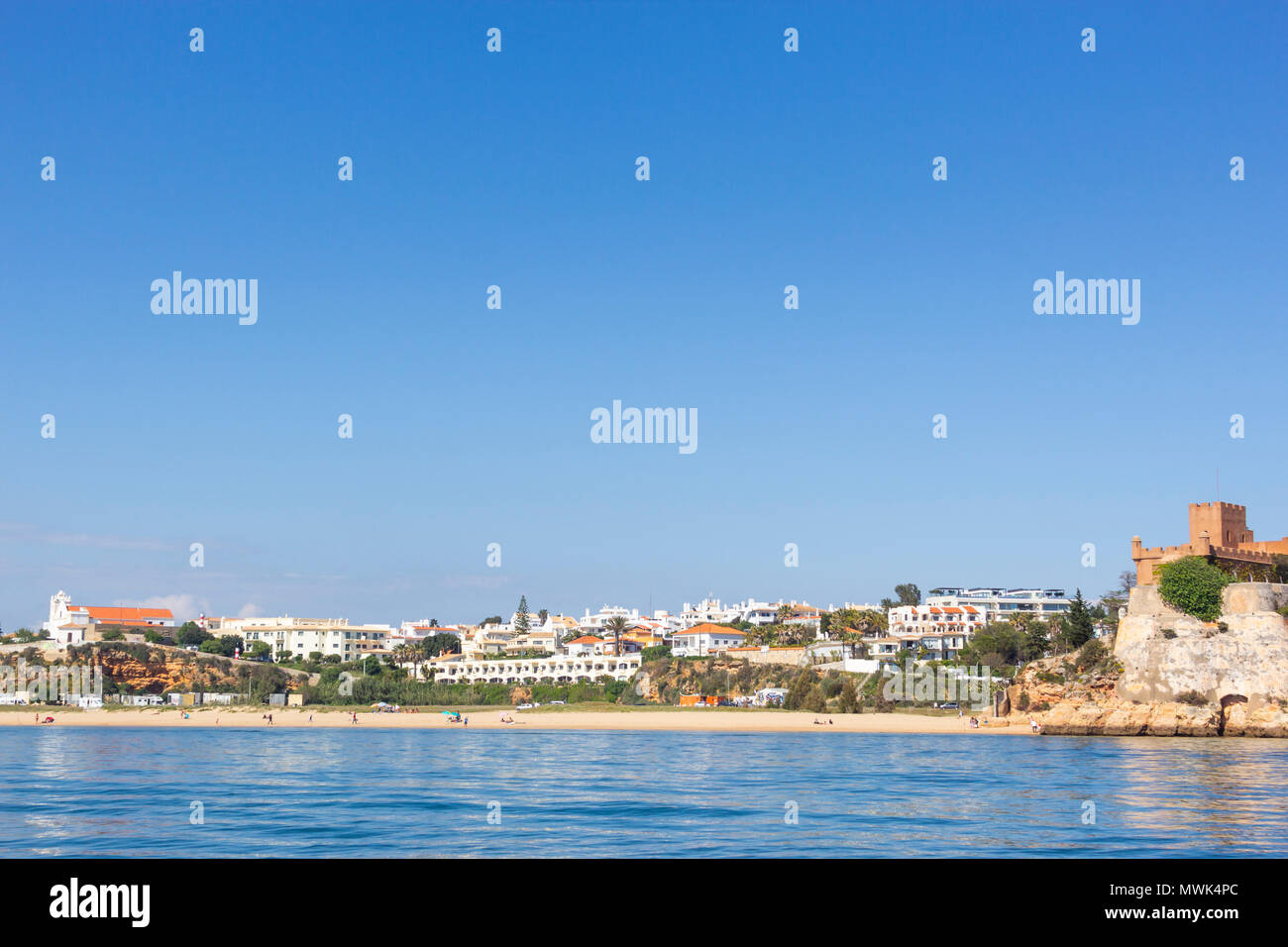 Ferragudo, Lagoa, Algarve, Portugal. Le village de pêcheurs vu de l'autre côté de la rivière Arade. Le Fort de São João do Arade sur l'extrême droite. Banque D'Images