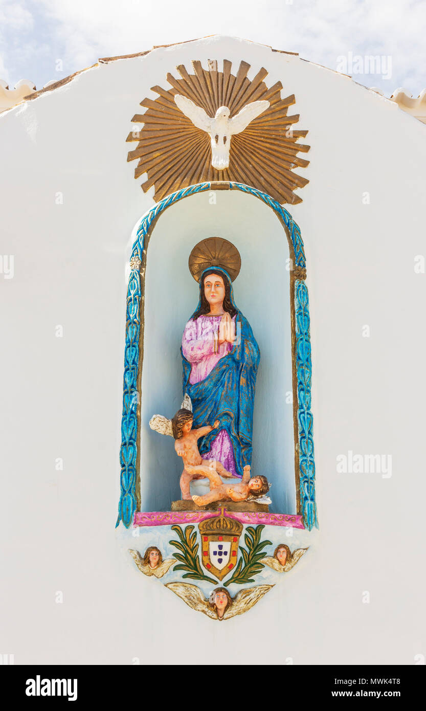 Ferragudo, Lagoa, Algarve, Portugal. Statue de la Vierge dans une niche sur la façade nord de l'Igreja de Nossa Senhora da Conceição. Banque D'Images
