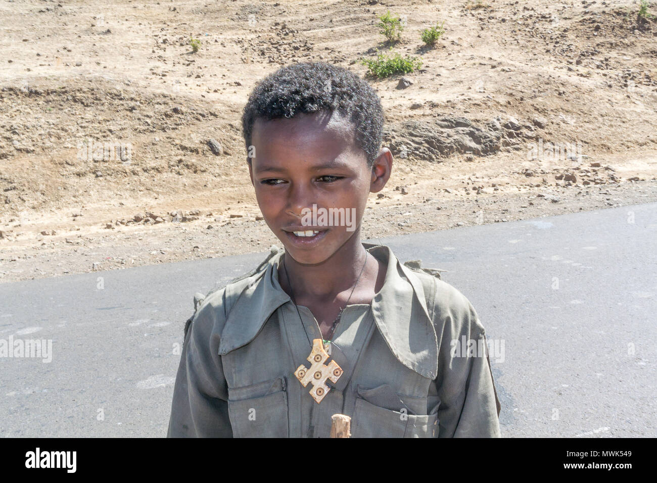 Addis Zemen, Éthiopie - 10 Février 2015 : Photo de l'enfant en revenant de l'école. Photo a été prise sur la route près d'Addis Zemen dans l'Et Banque D'Images