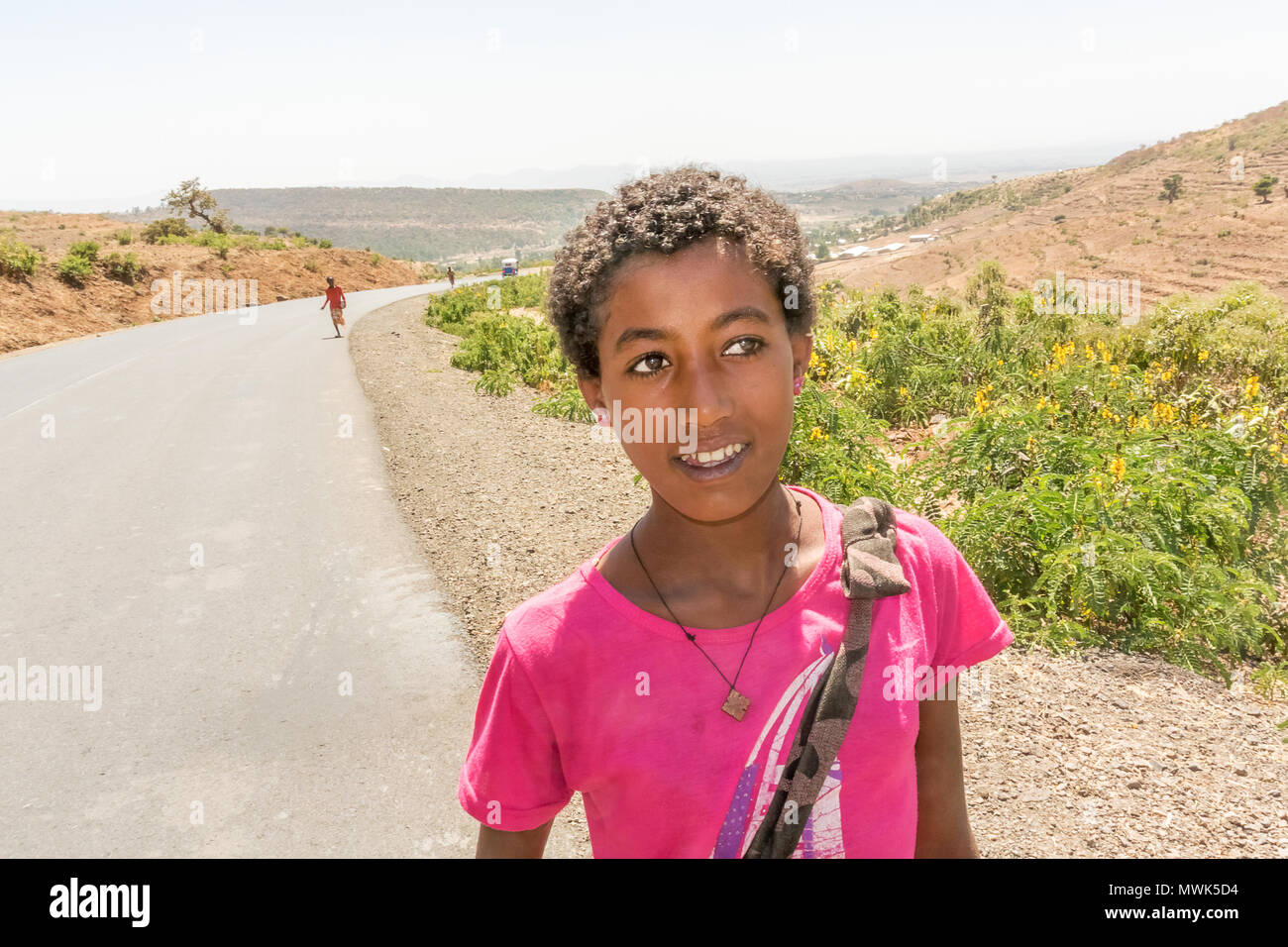 Addis Zemen, Éthiopie - 10 Février 2015 : Photo de l'enfant en revenant de l'école. Photo a été prise sur la route près d'Addis Zemen dans l'Et Banque D'Images