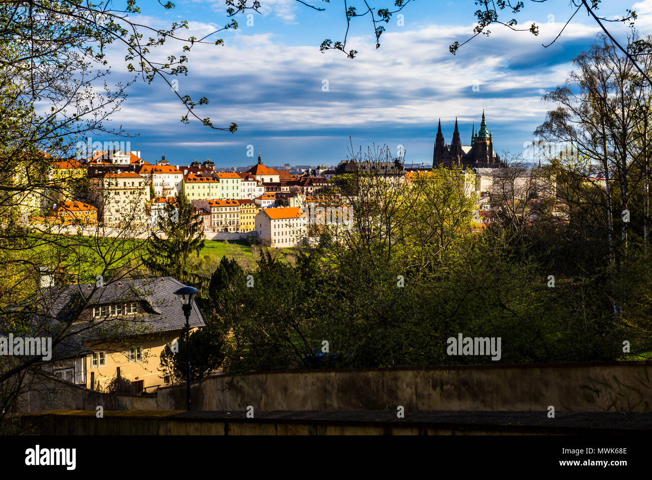 La floraison du printemps de Prague, vue sur le jardin en dessous du château de Prague, République Tchèque Banque D'Images
