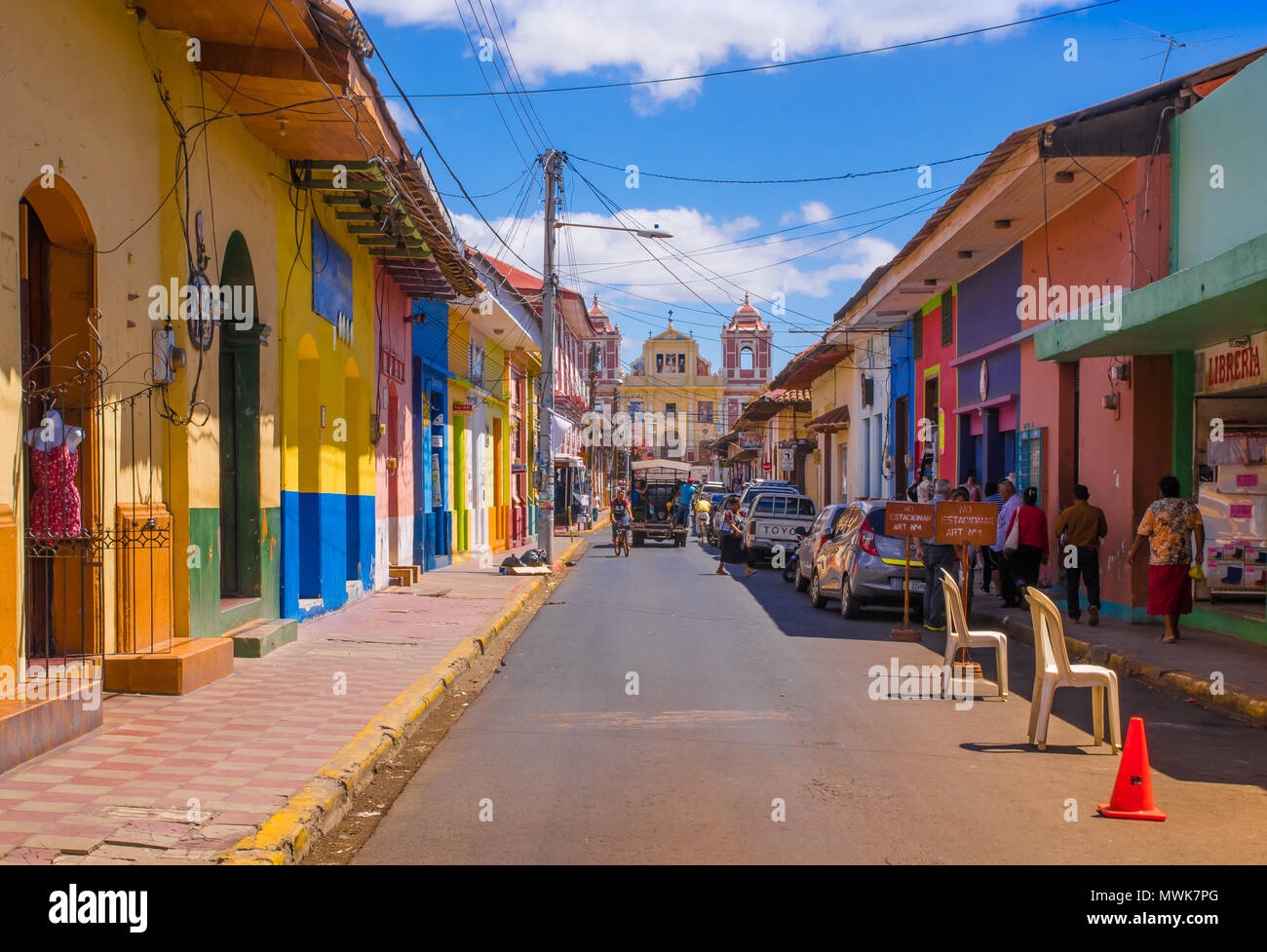 LEON, NICARAGUA, mai, 16, 2018 : vue extérieure de personnes dans une rue de Leon, Nicaragua, est le deuxième pays le plus pauvre de l'Amérique centrale, quatre personnes sur dix gagnent moins d'un dollar par jour Banque D'Images