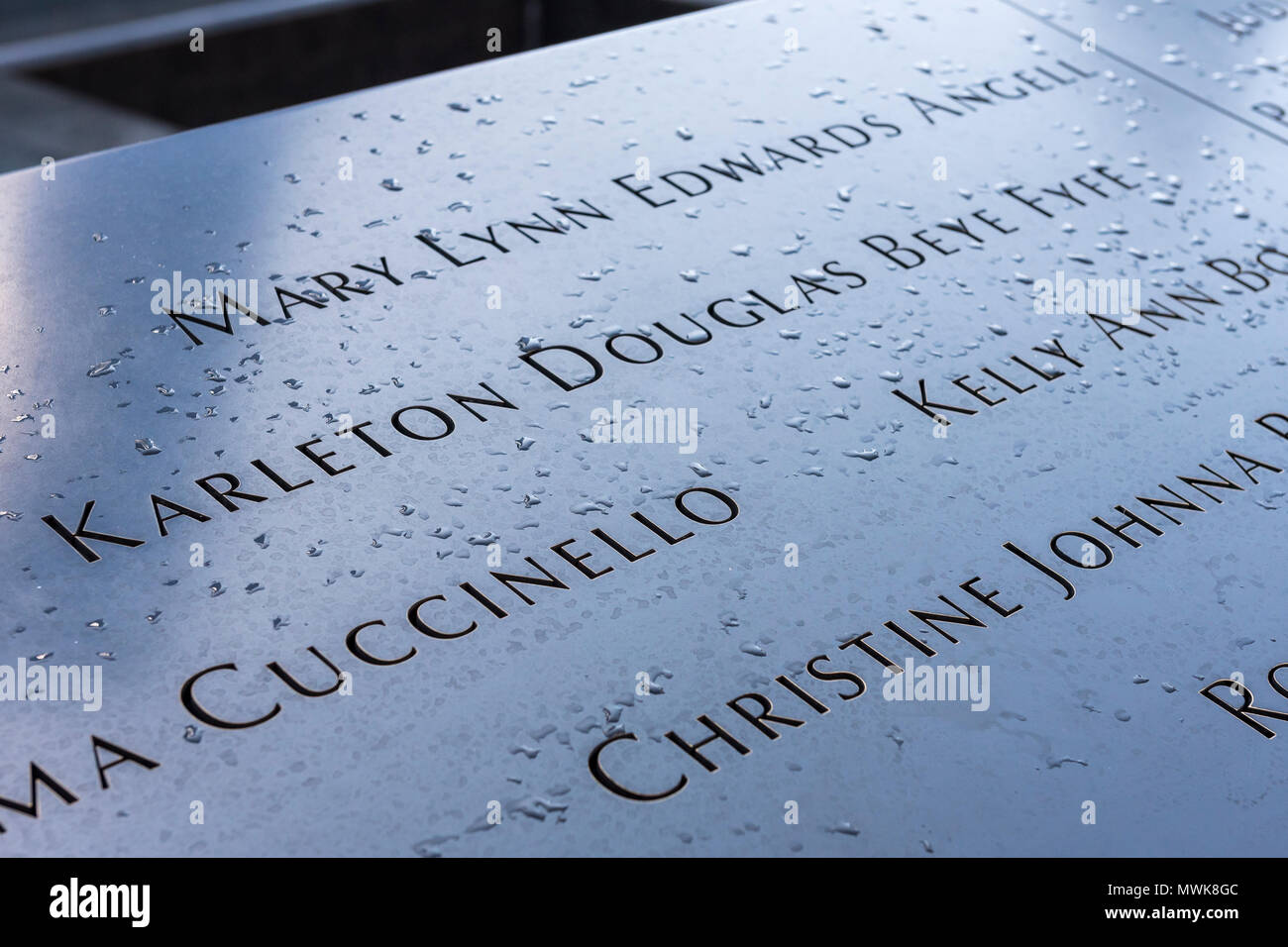 Les noms des victimes du 11 septembre sur les parapets, piscine 11 septembre National Memorial & Museum, New York, USA Banque D'Images