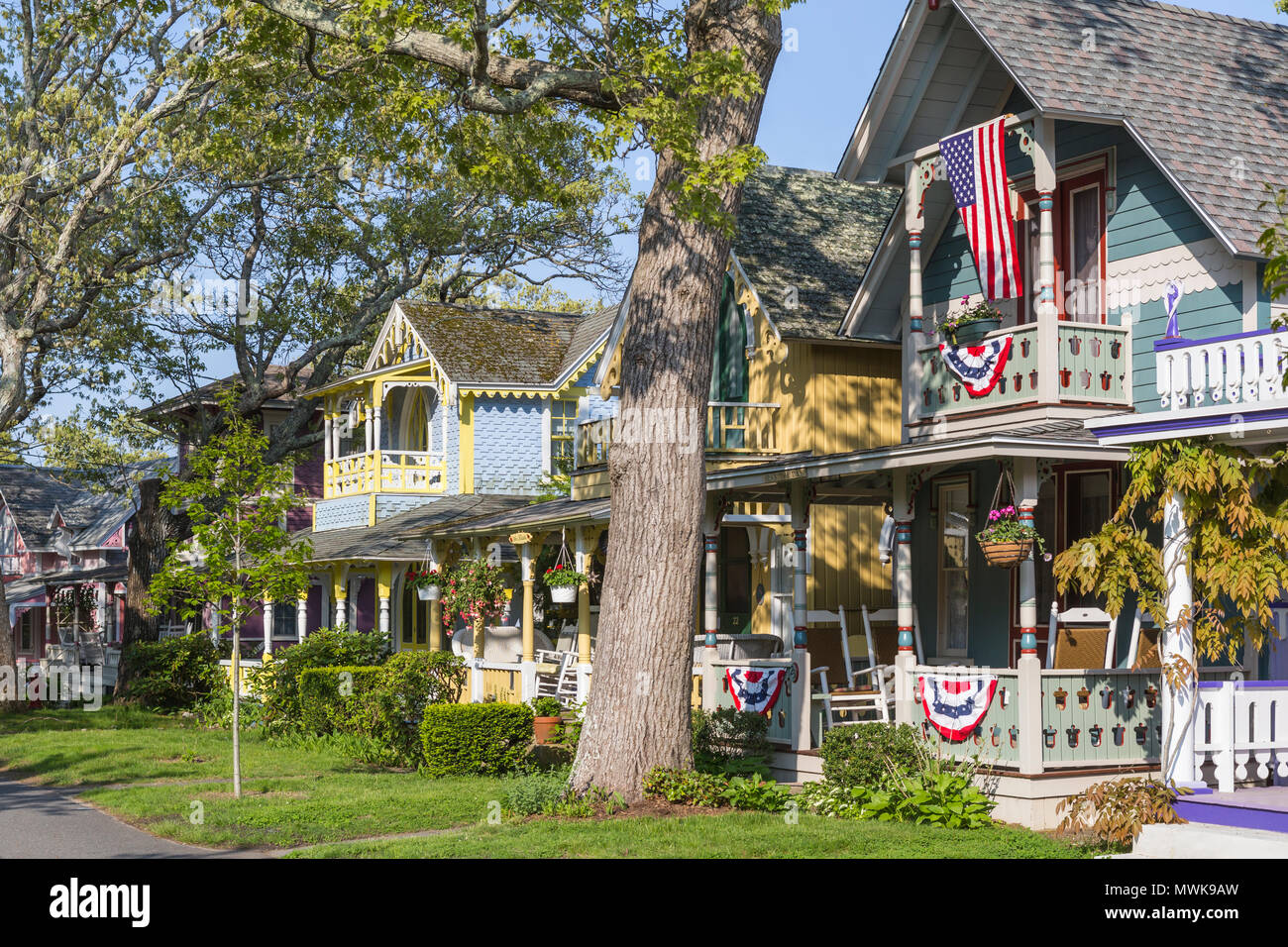 Gingerbread cottages colorés dans le camp de Martha's Vineyard (MVCMA Association Réunion) à Oak Bluffs, Massachusetts. Banque D'Images