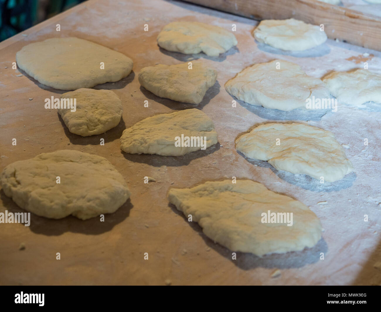 Les crêpes sur une plaque de cuisson sur le pepared cuisine au charbon. Nom polonais : Blachorze Brazioki,. La Pologne. Banque D'Images