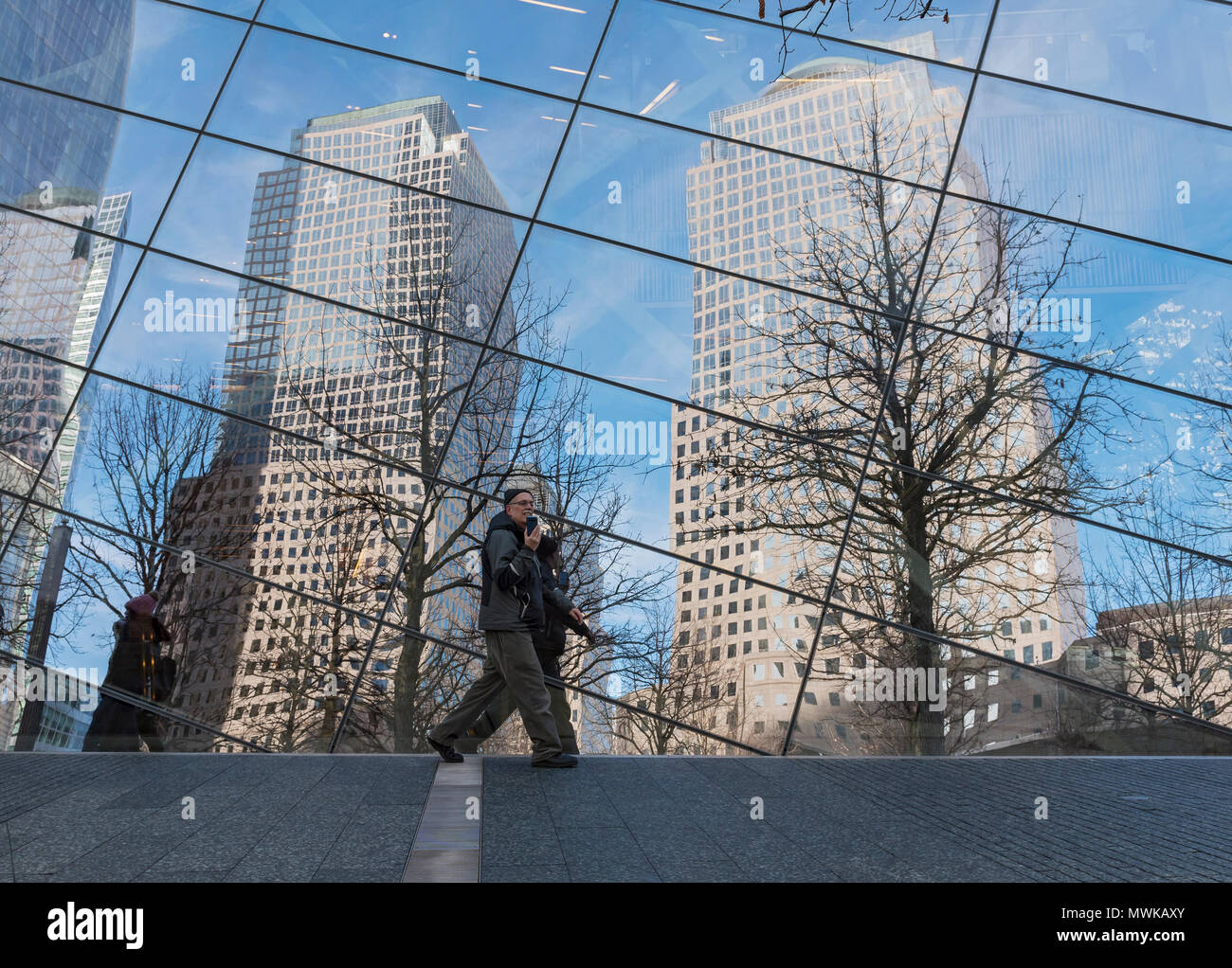 World Financial Center (225 Liberty Street et 200 Vesey Street) bâtiments reflètent dans 9/11 Memorial & Museum Building, New York City, USA Banque D'Images