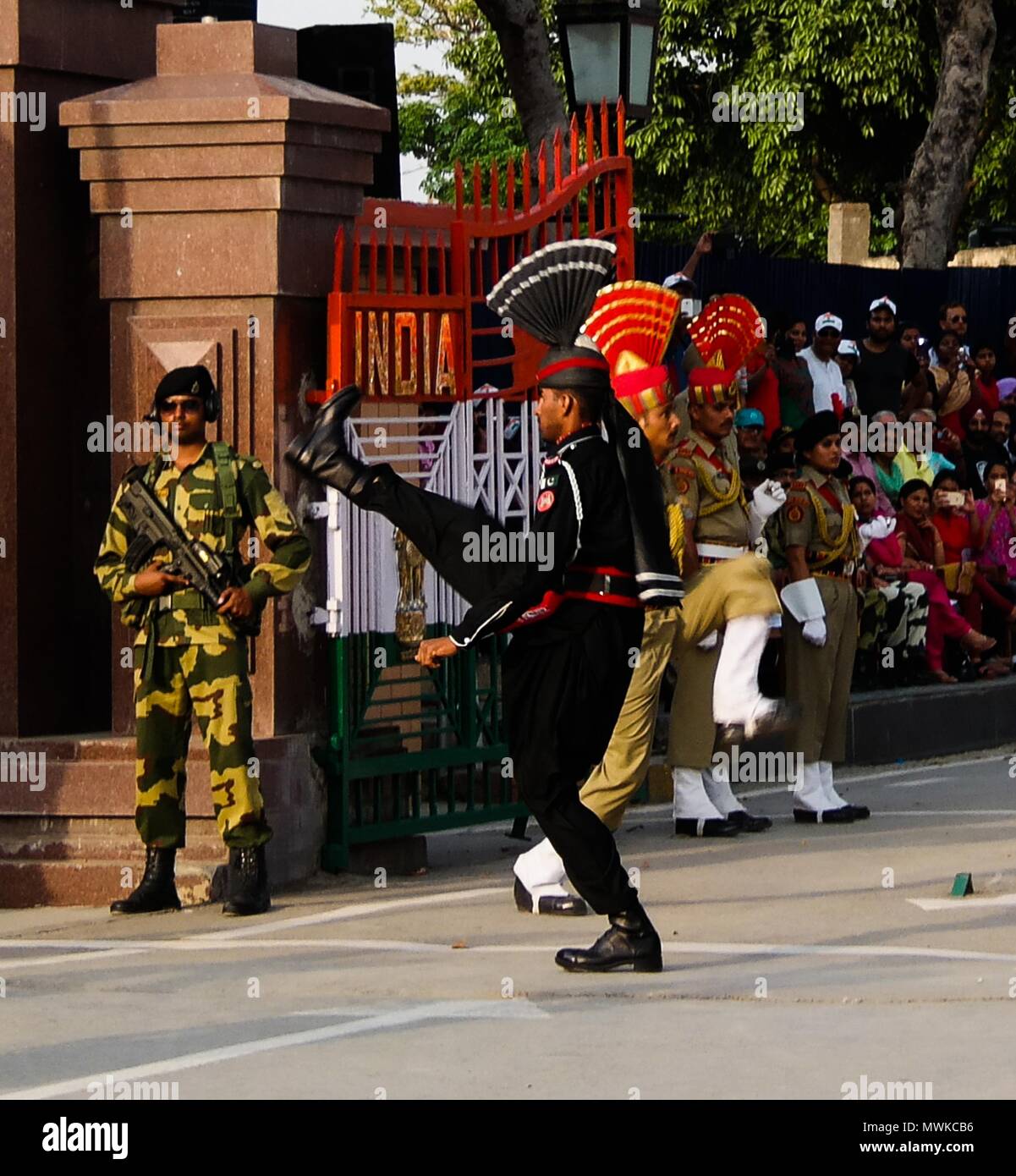 La marche des gardes indiens et pakistanais en uniforme national lors de la cérémonie d'abaisser les drapeaux - 04-05-2015 frontière entre le Pakistan et l'Inde, WAG Banque D'Images