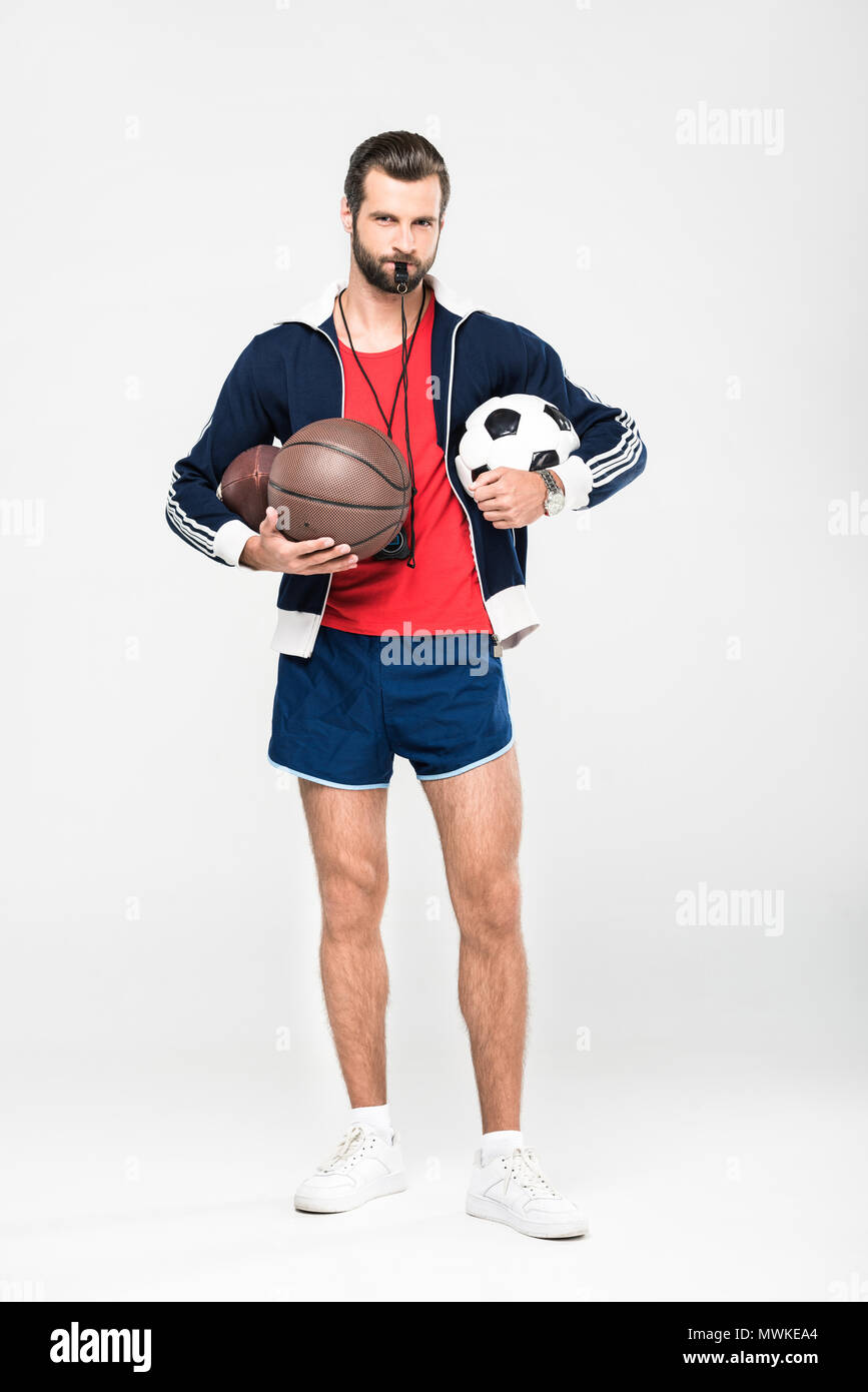 Coach Sportif avec sifflet holding rugby, basket-ball et football balles,  isolated on white Photo Stock - Alamy