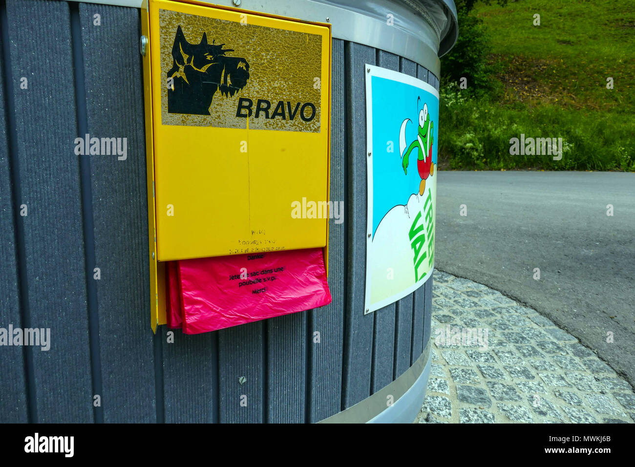 Sur le côté du distributeur de sacs de poubelle pour la collecte et  l'élimination des excréments de chien en Suisse Photo Stock - Alamy
