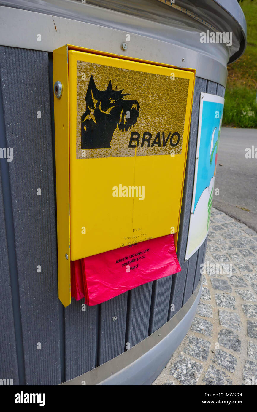 Sur le côté du distributeur de sacs de poubelle pour la collecte et l'élimination des excréments de chien en Suisse Banque D'Images