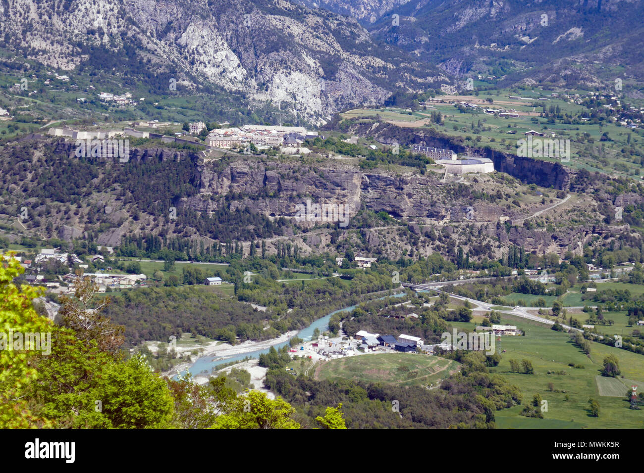 Le fort de Mont-Dauphin dans la vallée de la Durance, vu de l'autre côté de la vallée Banque D'Images